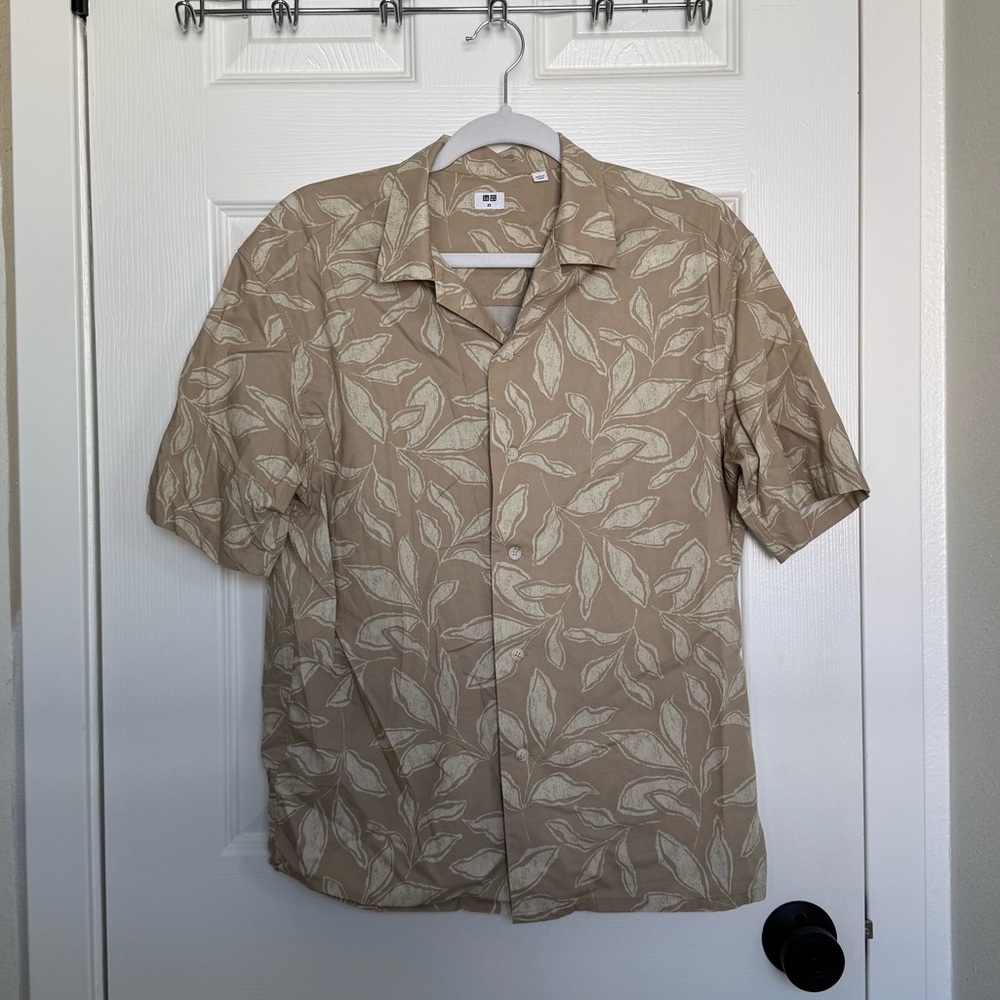 Uniqlo tan camp collar button down short sleeve shirt size XS